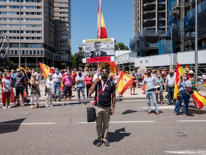 Un manifestante en la madrileña plaza de Colón sostiene una pancarta contra el presidente del Gobierno, Pedro Sánchez, este domingo.