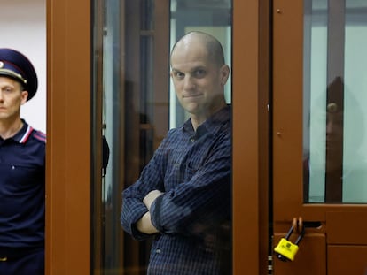 El corresponsal en Rusia de 'The Wall Street Journal', Evan Gershkovich, en la jaula de cristal tras la que asiste a su juicio por espionaje, el 26 de junio de 2024, en la ciudad rusa de Ekaterimburgo.