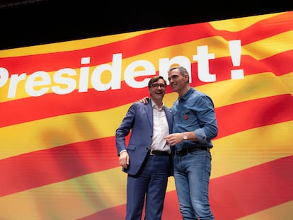 El presidente del Gobierno, Pedro Sánchez (derecha), junto al primer secretario del PSC y candidato a la presidencia de la Generalitat de Cataluña, Salvador Illa, en un acto de campaña en Vilanova i la Geltrú.