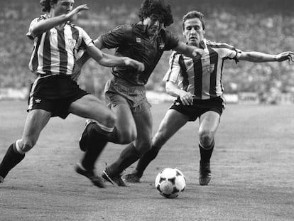 Maradona lucha por el balón con los defensas del Athletic, Núñez y De Andrés, en la final de la Copa del Rey de 1984.