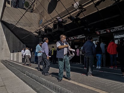 Personas esperan afuera de las oficinas del SAT para hacer trámites, en Ciudad de México, en una imagen de archivo.