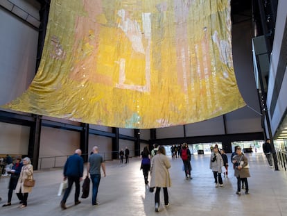 Varios visitantes pasan por el interior de la Tate Modern Gallery de Londres en octubre.