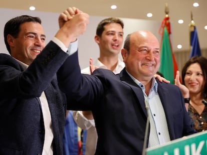 Imanol Pradales y Andoni Ortuzar celebran los resultados electorales de su partido, el PNV, este domingo en Bilbao.