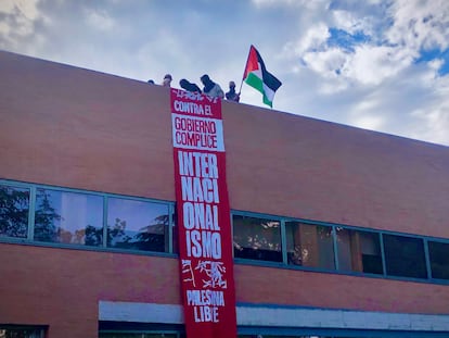 Estudiantes pro palestinos cuelgan una pancarta de en la Casa del Estudiante de la UCM, tras irrumpir en la sede universitaria.