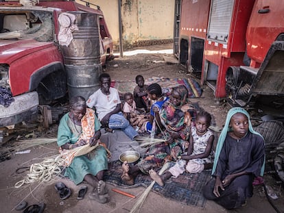 Desplazados sudaneses, en un campamento de refugiados en Darfur Central.