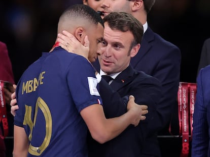 El presidente de Francia, Emmanuel Macron, consuela a Kylian Mbappé tras perder la final del Mundial de Qatar 2022.