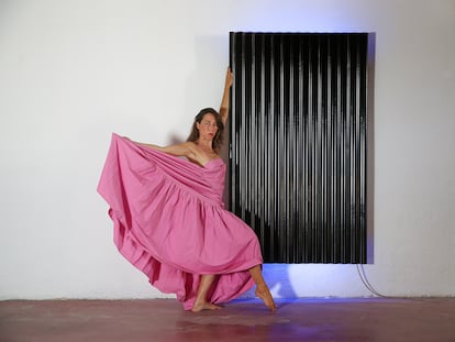 La bailaora Ana Morales, delante de la obra 'SIGNAL', en el taller del artista Cachito.