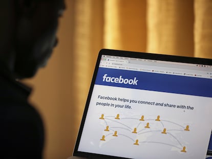 Una persona usa Facebook en Abuja, Nigeria, en marzo de 2020.
