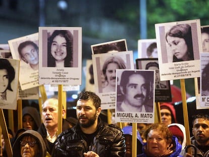 Una fotografía de Amelia Sanjurjo (tercera de izquierda a derecha) durante una protesta en Montevideo, en 2019.