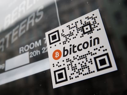 Una pegatina fuera de un local de Berlín indica que se puede pagar con bitcoin.