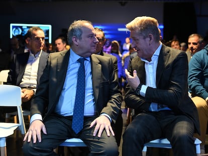 El ministro de Industria, Jordi Hereu, acompañado por el presidente de Anfac, Wayne Griffiths, en un acto celebrado el pasado mes de abril en Madrid.