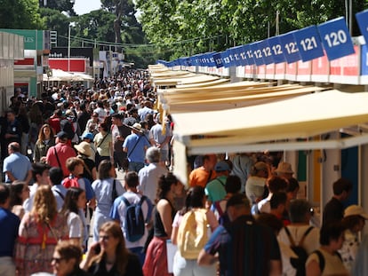 Ambiente en la Feria del Libro de Madrid este viernes durante su inauguración.