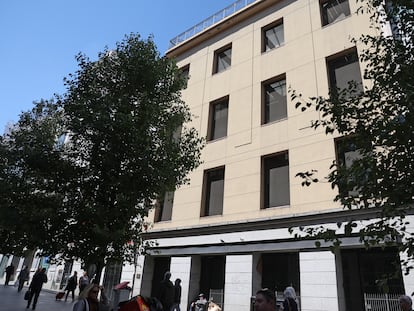 Fachada del edificio en el que se inauguró el primer Zara de Madrid, en el número seis de la calle de Carretas.