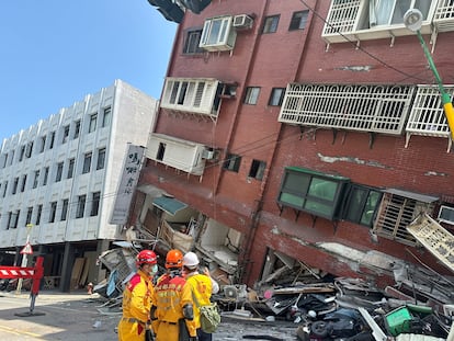 Uno de los edificios en Hualien (Taiwán) tras el terremoto, este miércoles.