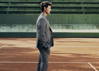 Juan Carlos Ferrero, que llegó a ser número uno del mundo, mantiene una mirada lúcida y serena sobre el tenis profesional. Aquí luce un traje de Pedro del Hierro.