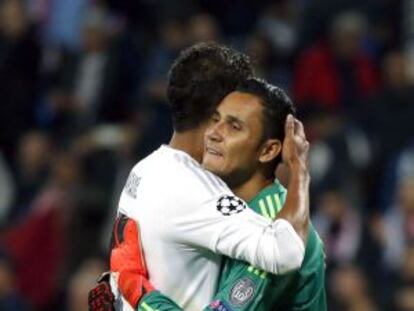 Keylor Navas se abraza con Cristiano Ronaldo