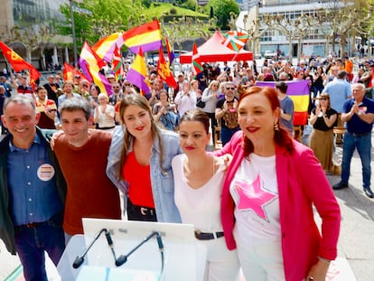 La ministra de Juventud e Infancia, Sira Rego, con Enrique Santiago y candidatos de Sumar en Euskadi, el pasado 14 de abril.