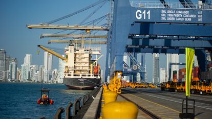 Un barco deposita contenedores en el puerto de Cartagena (Colombia), en febrero de 2022.