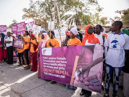 Ciudadanos gambianos protestan contra la despenalización de la mutilación genital femenina frente al Parlamento de Gambia, en Banjul, este lunes 18 de marzo.