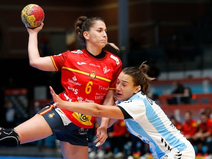 Carmen Campos dispara ante Rocío Campigli durante el España-Argentina.