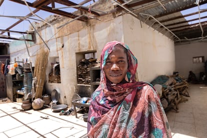 Refugiados de Sudán se desplazan a los bancos, escuelas y parques de bomberos saqueados