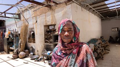 La sudanesa Najwa, de 30 años, vive con sus tres hijos en un banco saqueado de la ciudad de Zalingei, capital de Darfur Central.