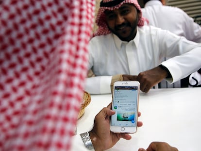 Dos hombres consultan el perfil de Saudi Aramco en X, en una imagen de archivo.