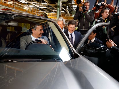 El presidente del Gobierno, Pedro Sánchez, prueba uno de los coches eléctricos de Chery tras el acto de firma del acuerdo para el aterrizaje del grupo automovilístico chino Chery en las antiguas instalaciones de Nissan en Zona Franca de Barcelona el pasado abril.