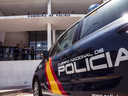Coche de Policía Nacional ante la comisaría de Marbella (Málaga), en una imagen de archivo.