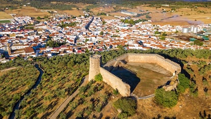 Vista aérea del castillo de Alanis, provincia de Sevilla, Andalucía, España. Es uno de los pueblos más pintorescos de la Sierra Norte.