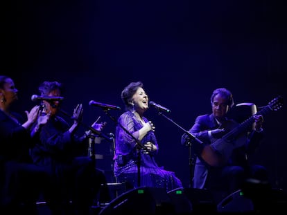 La cantaora Carmen Linares durante su actuación en la gala 'El flamenco es universal'.