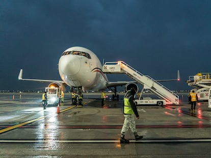 Personal  del Aeropuerto Internacional Felipe Ángeles recibe un avión de Cargojet en el Estado de México, el 28 de marzo de 2023.