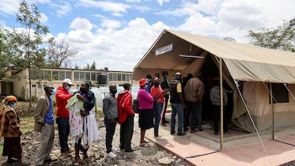 Varias personas esperaban para recibir la vacuna de la covid-19 en una tienda en el hospital público de Narok, en Kenia, el 1 de diciembre de 2021.