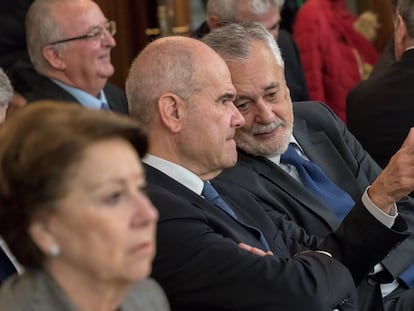 La exconsejera andaluza Magdalena Álvarez y, detrás, los expresidentes de la Junta Manuel Chaves y José Antonio Griñán, en el juicio de los ERE en diciembre de 2017.