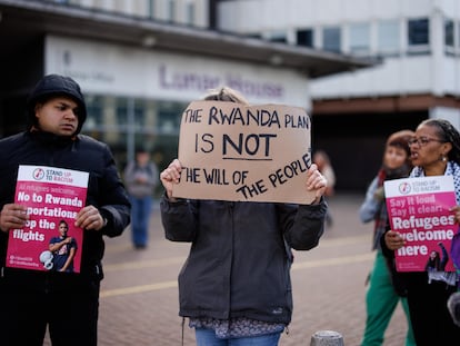 Protesta en Londres contra las deportaciones de migrantes a Ruanda.