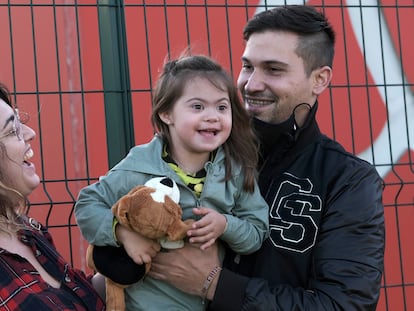 Ángela y Javier, con su hija Noa, a la que han denegado una plaza en un colegio de Oviedo.