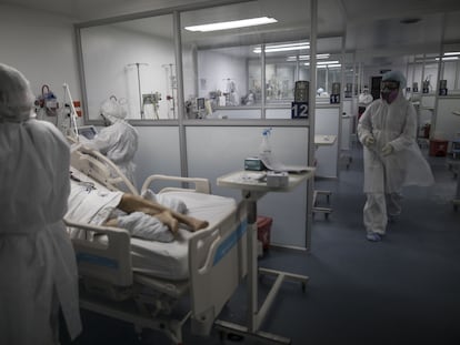 Personal médico atiende a una paciente en una unidad de cuidados intensivos en un hospital de Soacha (Colombia).