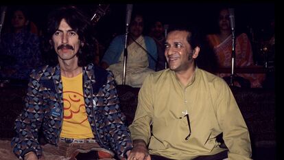 George Harrison y Ravi Shankar, en Londres alrededor de 1975.