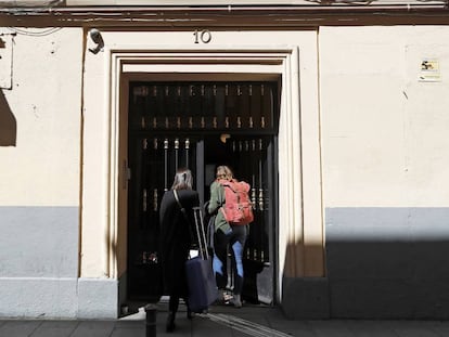 Dos personas entran a un piso de alquiler turístico en Madrid, en noviembre de 2022.