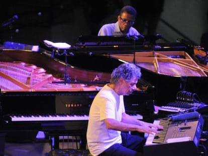 Los grandes pianistas Chick Corea y Herbie Hancock (fondo) cerraron anoche con su concierto el Festival de Jazz de Vitoria-Gasteiz. 