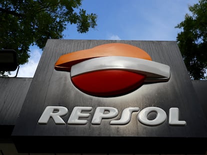 El logotipo de Repsol en una gasolinera en Madrid.