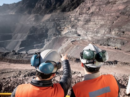 Dos operarios, a finales de abril, en la mina de cobre en la región de Valparaíso (Chile).