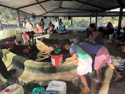 Mujeres de la región agraria de Acapulco se abastecen de agua en un pozo en la comunidad de Apalani, en el área rural de Acapulco (Guerrero).
