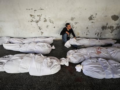 Varios cadáveres de palestinos muertos en un ataque israelí, este martes en el hospital al Ahli al Arabi de Ciudad de Gaza.