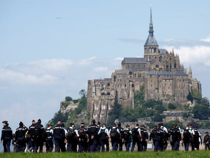 Gendarmes franceses, antes de la llegada de la antorcha olímpica a la abadía del Monte Saint-Michel, este viernes.