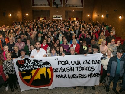 Concentración de vecinos de Torrejón de La Calzada, para movilizarse en contra de la instalación de una estación de Biogás, en el municipio vecino de Cubas de la Sagra.
