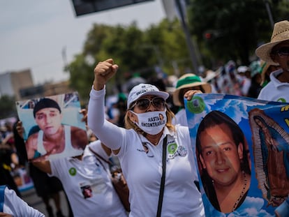 Familiares de personas desaparecidas protestan en Ciudad de México, el 10 de mayo.