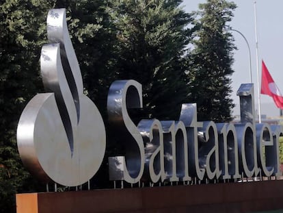Logo de Banco Santander en uno de los accesos a la sede operativa en Madrid, en Boadilla del Monte.