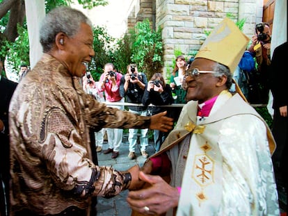 Nelson Mandela saluda a Desmond Tutu en Ciudad del Cabo en 1996.