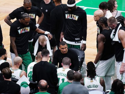 El entrenador de los Celtics, Joe Mazzulla (en el centro), durante un tiempo muerto del partido del jueves contra los Dallas Mavericks.